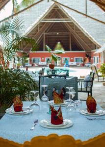 uma mesa com pratos de comida por cima em Saffron Garden Malindi em Malindi
