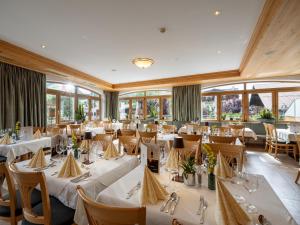 Restoran või mõni muu söögikoht majutusasutuses Alpen Glück Hotel Kirchberger Hof