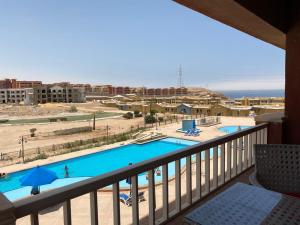 een balkon met uitzicht op een zwembad bij Porto Sokhna Chalet in Ain Sokhna