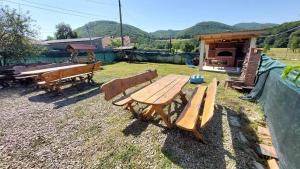 a picnic table and benches in a yard at Casa Mario in Isverna