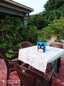 una mesa con un mantel encima en Bdr Bukit Tinggi Klang Tropicana Garden Homestay en Klang