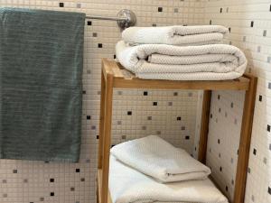 une pile de serviettes sur une étagère dans une salle de bains dans l'établissement LA VICTORIA 2 Virgen, à Archidona
