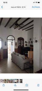 salon z kanapą i stołem w obiekcie Casa de Pueblo en Navarres w mieście Navarrés