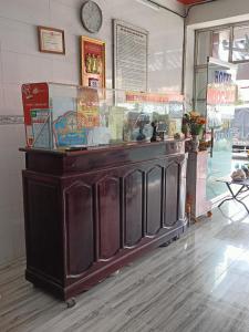 un magasin avec un comptoir avec une horloge sur le mur dans l'établissement Khách sạn Ngọc Mai 2, à Cần Thơ