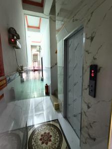 an empty room with a door and a tile floor at Khách sạn Ngọc Mai 2 in Can Tho