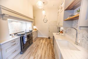 Dapur atau dapur kecil di Porte House - Holiday At Home