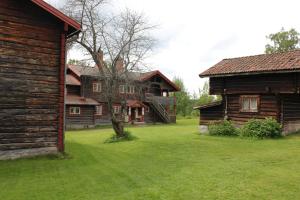 a group of old wooden buildings in a yard at Leksands Folkhögskola in Leksand