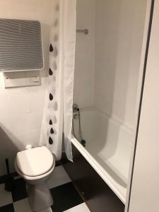 een badkamer met een toilet, een bad en een wastafel bij Tignes : cocon luxueux au pied des pistes in Tignes