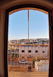 una finestra con vista su un parcheggio di Lamar Guesthouse - Hebron a Hebron