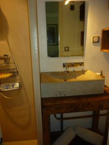 A bathroom at T1 Cosy avec Terrasse privée vue Loire dans Maison