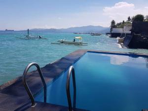 una piscina en el agua con un barco en el agua en Aquaria Eco Resort en Candidasa