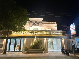 ein Gebäude mit einem Schild auf der Vorderseite in der Unterkunft Hotel Thuý Nguyễn 