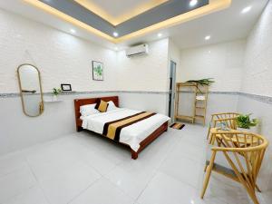 ein Schlafzimmer mit einem Bett und einem Stuhl darin in der Unterkunft Hotel Thuý Nguyễn 