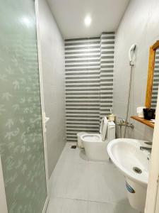 ein Bad mit einem WC und einem Waschbecken in der Unterkunft Hotel Thuý Nguyễn 
