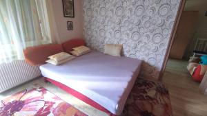 Posteľ alebo postele v izbe v ubytovaní Imádni Való Sarokkádas Apartman Salgótarján belvárosában