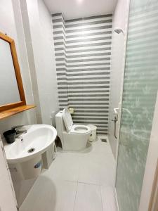 La salle de bains est pourvue de toilettes et d'un lavabo. dans l'établissement Hotel Thuý Nguyễn, 