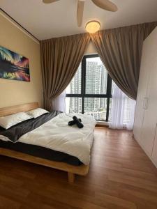 ein Schlafzimmer mit einem Bett und einem großen Fenster in der Unterkunft The Clio 2 IOI Resort City, beside ioi city mall, serdang hospital, upm and uniteen in Putrajaya