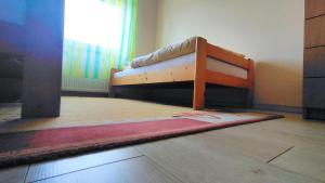 Posteľ alebo postele v izbe v ubytovaní Imádni Való Sarokkádas Apartman Salgótarján belvárosában