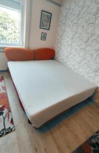 Posteľ alebo postele v izbe v ubytovaní Imádni Való Sarokkádas Apartman Salgótarján belvárosában