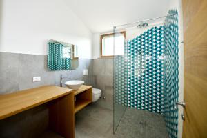 een badkamer met een douche, een wastafel en een toilet bij Poggio Ferrone in Suvereto