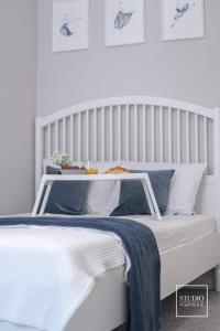 białe łóżko z tacą na górze w obiekcie N-apartament Wadowice w Wadowicach