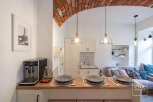 eine Küche und ein Wohnzimmer mit einem Tisch und einem Sofa in der Unterkunft N-apartament Wadowice in Wadowice