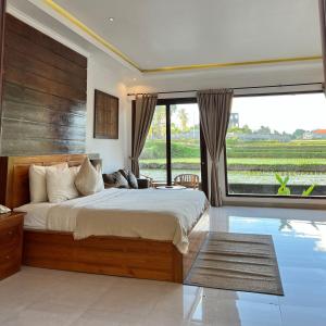 1 dormitorio con cama grande y ventana grande en Kubu Bali Baik Villa & Resort - CHSE Certified, en Ubud