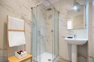 La salle de bains est pourvue d'une douche et d'un lavabo. dans l'établissement My Home Catania Rooms, à Catane