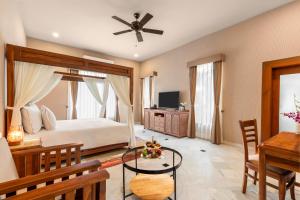 una camera con letto, tavolo e divano di Zana Forest Resort Ranthambore a Sawai Madhopur