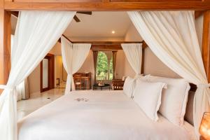 Postel nebo postele na pokoji v ubytování ZANA Luxury Forest Resort, Ranthambore