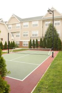 una pista de tenis frente a un edificio en Residence Inn Holland, en Holland