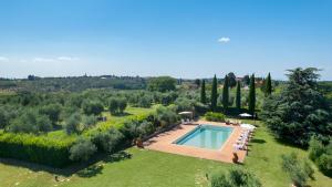 een luchtzicht op een villa met een zwembad bij VILLA I LEVRIERI 8, Emma Villas in Tavarnelle in Val di Pesa