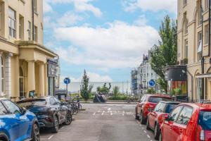 a row of cars parked on a city street at The Artist's Retreat in Brighton & Hove