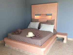 Una cama con sombrero y toallas. en Villa 202 commentaires 5 étoiles sur 3 sites, en Essaouira