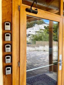 eine Holztür mit einem Fenster mit Aussicht in der Unterkunft Pannonia Appartements in Bad Tatzmannsdorf