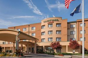 una vista frontal de un hotel con bandera americana en Courtyard by Marriott Harrisburg Hershey en Harrisburg