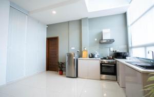 Kuchyň nebo kuchyňský kout v ubytování Quest Colombo Residencies