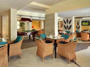 uma sala de jantar com mesa de bilhar e cadeiras em Best Western Resort Country Club em Gurgaon