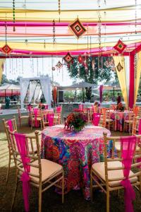 uma mesa e cadeiras com toalha de mesa rosa e roxa em Best Western Resort Country Club em Gurgaon