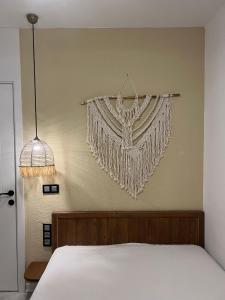 ein Schlafzimmer mit einem Bett mit einer weißen Decke an der Wand in der Unterkunft Oludeniz Luxury Villa with Jacuzzi, Common Pool in Fethiye