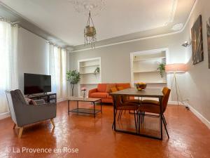 een woonkamer met een bank en een tafel bij Charmant appartement T2 / 58 m2 / 4 personnes in Aix-en-Provence