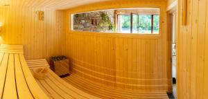 a sauna with a bench and a window at Apartamenty Mariza Szczawnica Jaworki - basen, balia, sauna, duży ogród z placem zabaw, 1km od Wąwozu Hom in Szczawnica