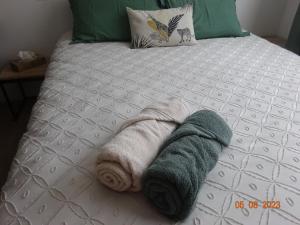 Una cama con dos toallas encima. en Dandy - chambre tout confort centre-ville Nogent-le-Rotrou, en Nogent-le-Rotrou