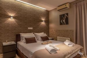 Giường trong phòng chung tại Jacuzzi Apartment - in Athens Riviera +24 ảnh