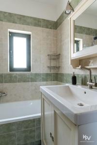 Phòng tắm tại Jacuzzi Apartment - in Athens Riviera