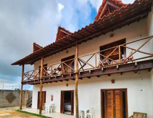 un edificio con un balcón en el lateral. en Pousada Vila Cajuína - Parnaíba en Parnaíba