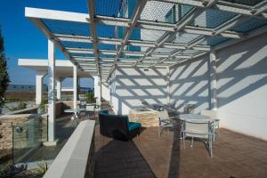 eine Terrasse mit Tischen und Stühlen unter einer Pergola in der Unterkunft SpringHill Suites by Marriott Houston Hwy. 290/NW Cypress in Houston