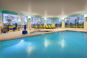 einen großen Pool mit gelben Stühlen und Tischen in der Unterkunft SpringHill Suites by Marriott Idaho Falls in Idaho Falls