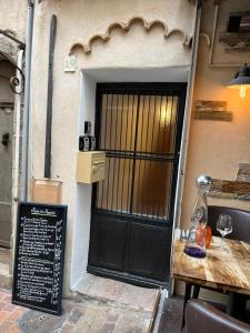 una puerta a un edificio con una mesa y una mesa sidx sidx sidx en Chez Jude le Suquet, en Cannes