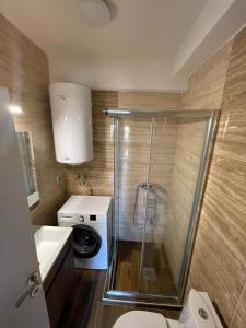La salle de bains est pourvue d'une douche, de toilettes et d'un lavabo. dans l'établissement Urban Edge Kozle, à Skopje